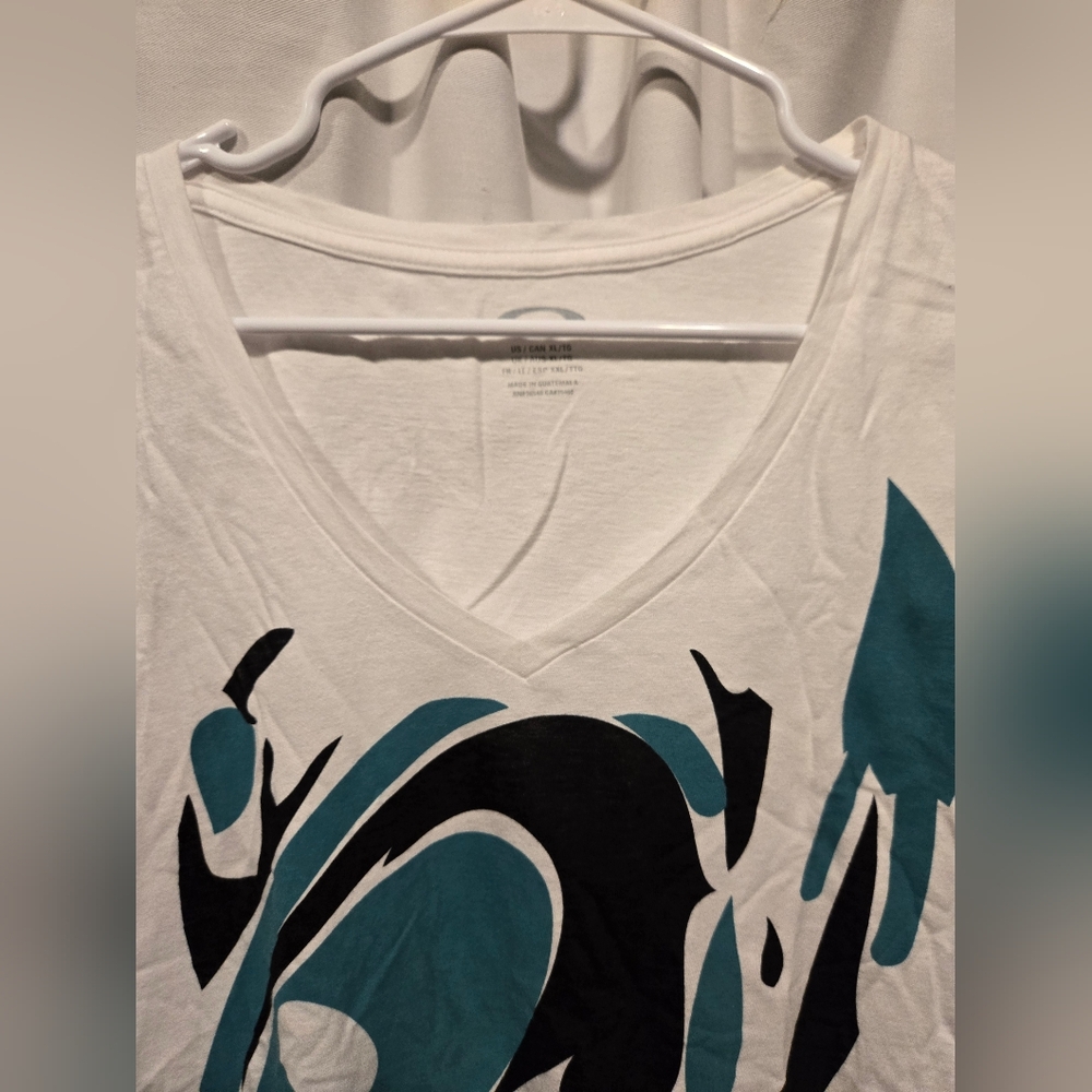 EUC Women's Cut Women's White Oakley Graphic Tee Size XL - Picture 6 of 7